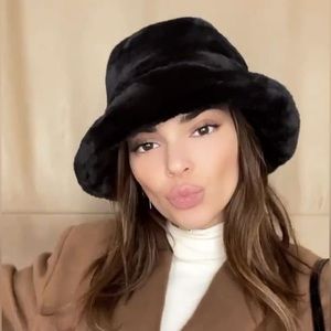 Vtg 90s Y2K fuzzy faux fur bucket hat